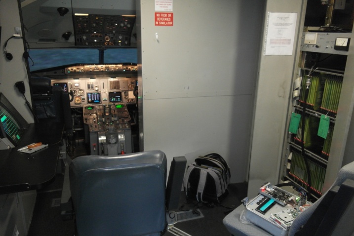Fokker F100 Training Flight simulator FMC connected to the Teledyne PDL 615 Data Loader. This one is equiped with an HxC Floppy Emulator.