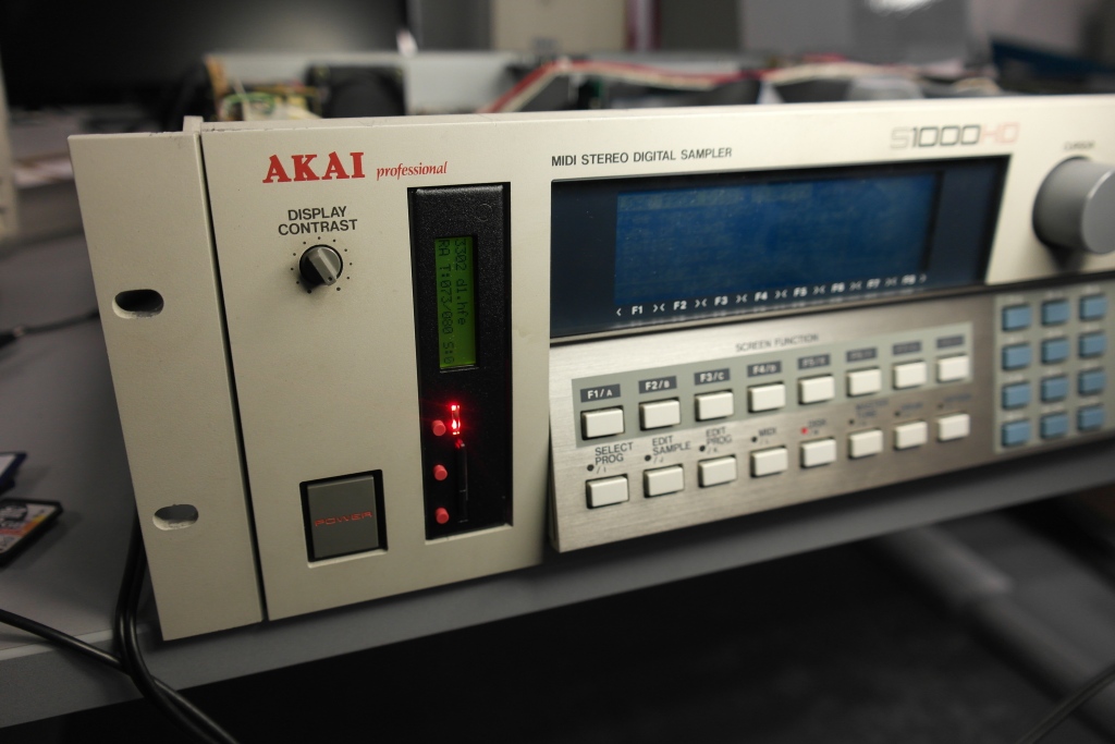 SD_HxC_Floppy_Emulator_RevF_Akai_S1000HD_002.jpg